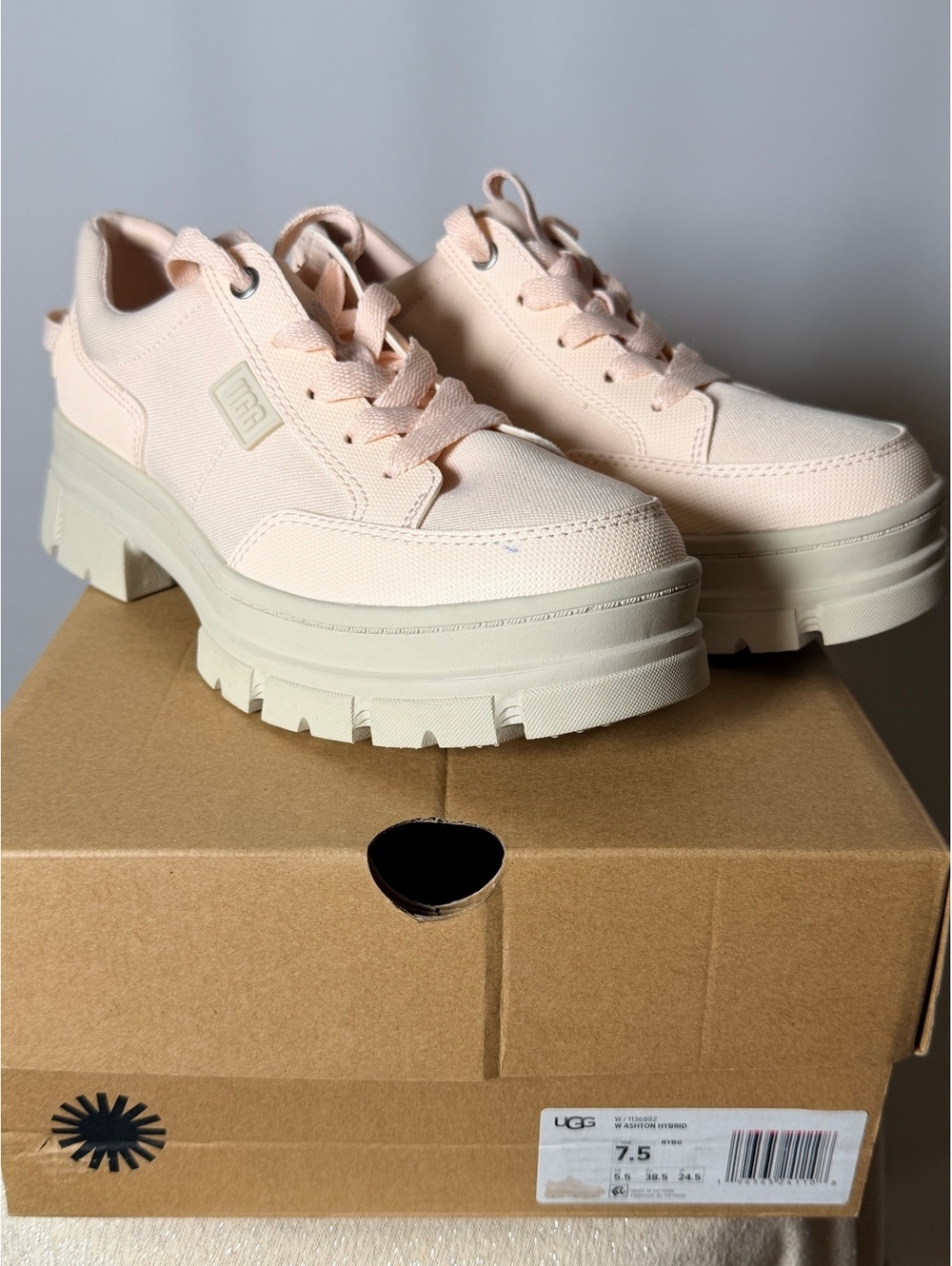 UGG Women's Ashton Hybrid Sneakers Size 7.5 in Light Pink